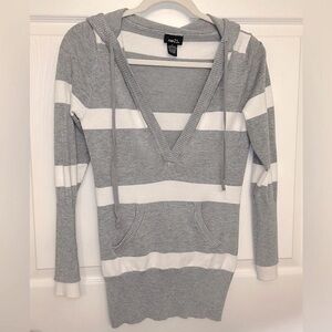Rue21 Knit Top VNeck Pullover Hoodie Gray White Sz Medium Front Pocket EUC Y2K
